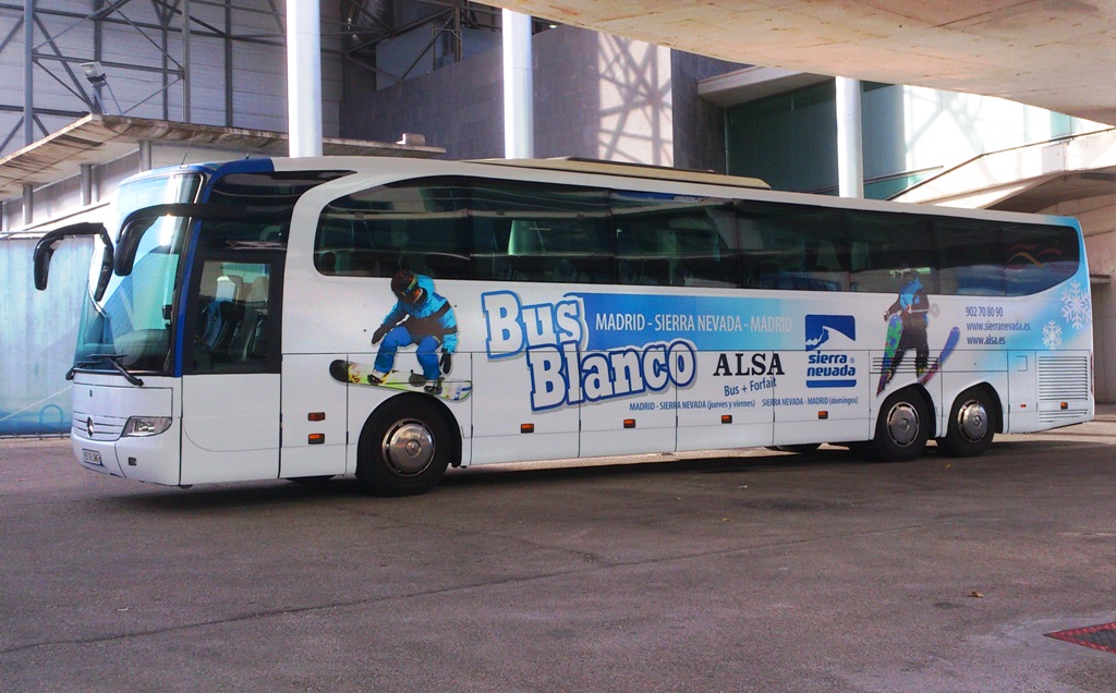 Bus blanco Madrid-Sierra Nevada