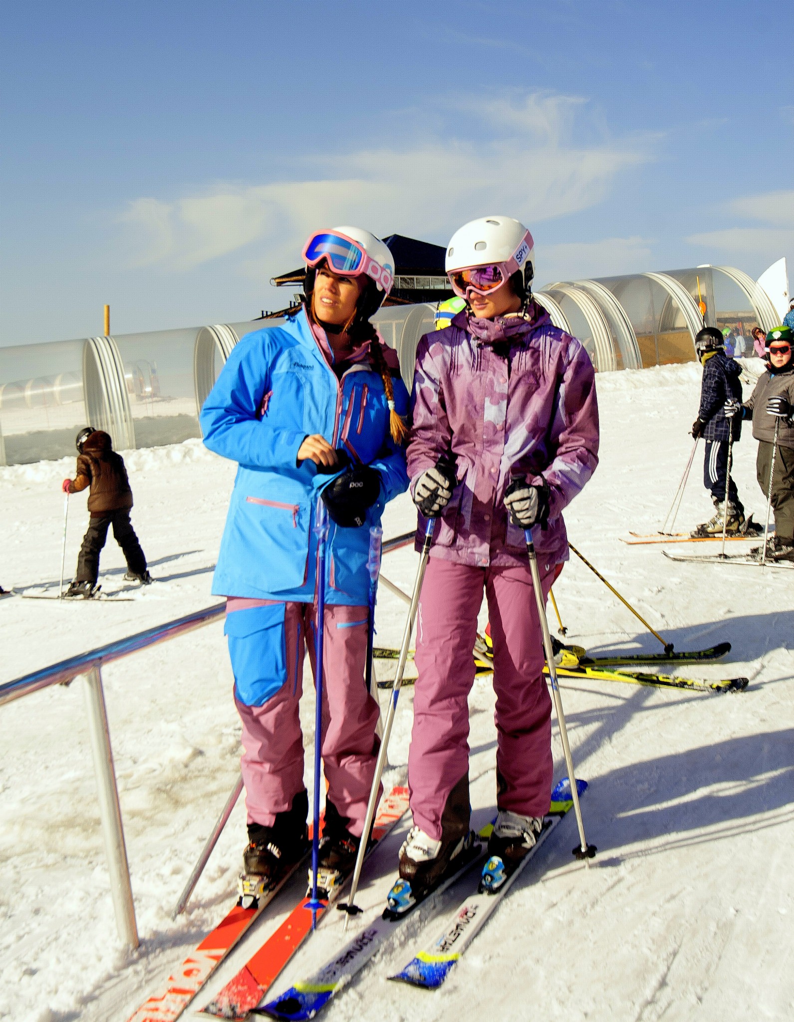 Mireia Belmonte esquiando en Sierra Nevada con Reyes Santa Olalla