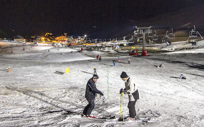 Sierra Nevada vuelve a iluminar Borreguiles en un nuevo sábado de esquí ininterrumpido