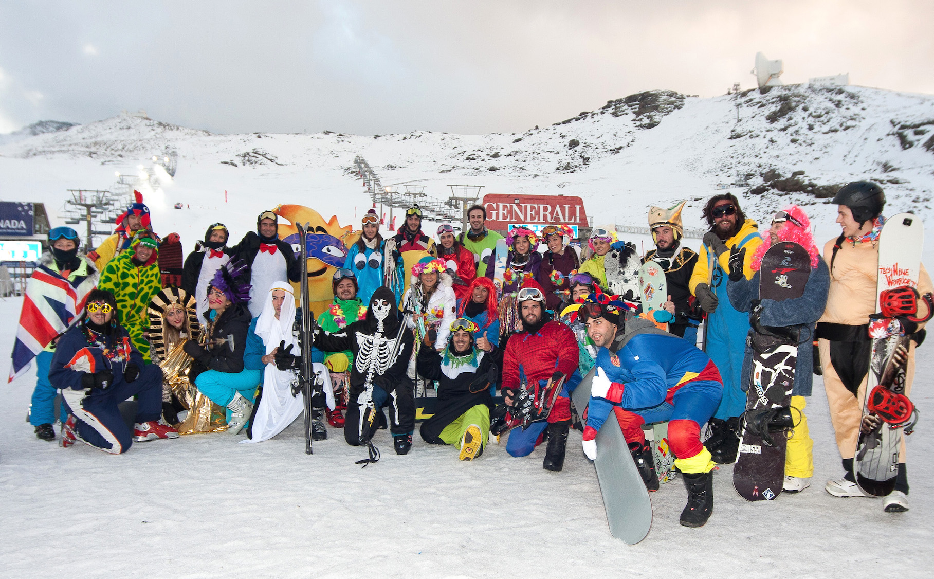 400 esquiadores disfrazados celebran el carnaval de Sierra Nevada