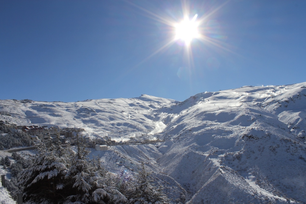 Sierra Nevada suma 20 centímetros de nieve nueva y alcanza los 75 kilómetros esquiables