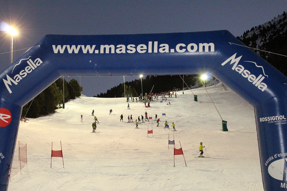 Buena afluencia de público en la inauguración del esquí nocturno en Masella 