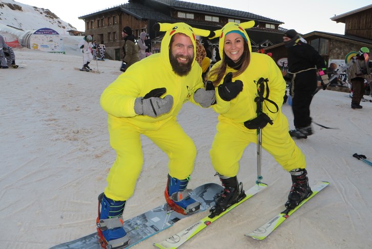 300 esquiadores se disfrazan el descenso de Carnaval de Sierra Nevada