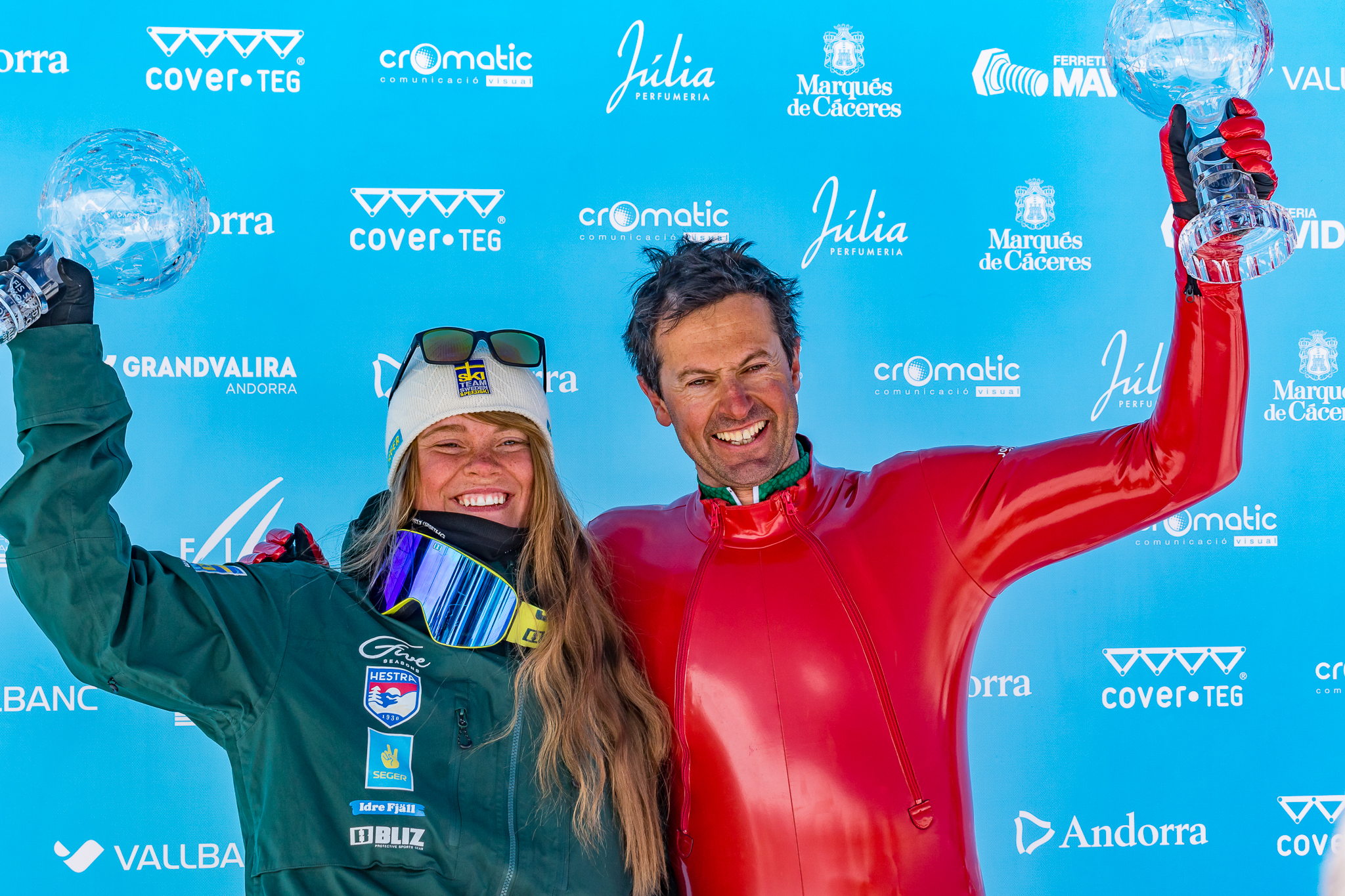Britta Backlund y Simone Origone levantan los Globos de Cristal 2019 del esquí de velocidad en Grandvalira