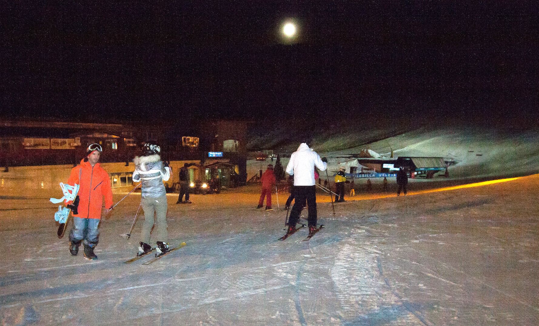 La temporada de esquí nocturno se estrena en Sierra Nevada con 400 esquiadores