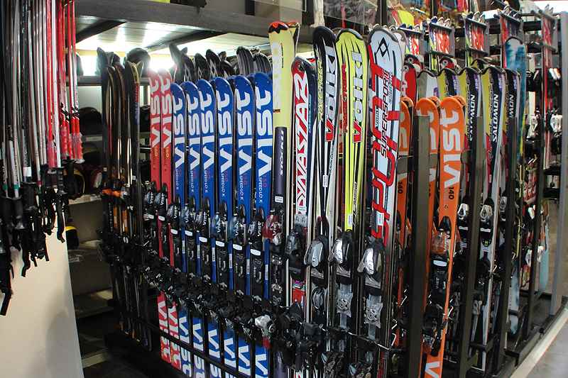 5 preguntas antes de alquilar o comprar tu material de esquí