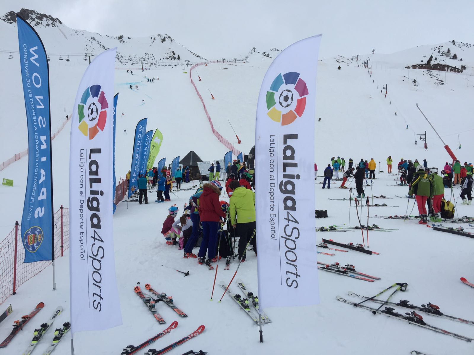 Júlia Bargalló y Alex Puente, campeones de España de gigante en Aramón Formigal