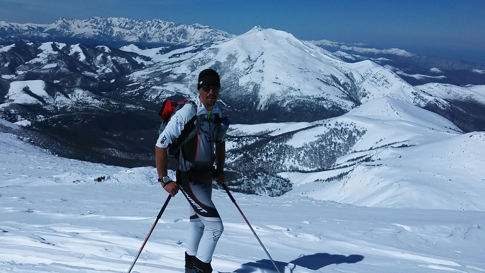 Gutiérrez Cuevas, campeón de España en Skijöring, cruza Cantabria sobre esquís