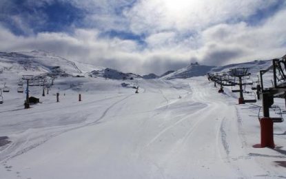 Sierra Nevada inaugura temporada con 30 kilómetros esquiables, el triple de la media histórica de aperturas