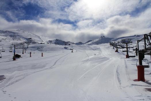 Sierra Nevada inaugura temporada con 30 kilómetros esquiables, el triple de la media histórica de aperturas
