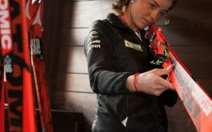 Las estrellas del team Atomic se ponen el mono de trabajo y trabajan como uno más en la fábrica de Altenmarkt (Austria)