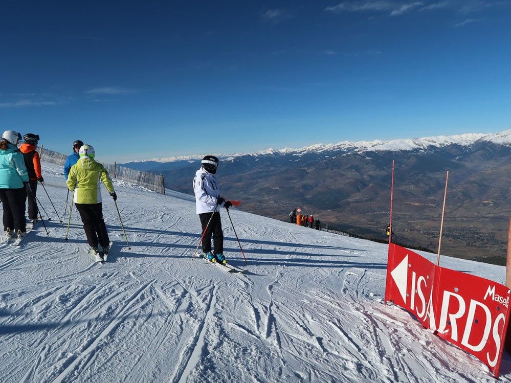 Inicio de la 2a mitad del puente muy concurrida en Masella
