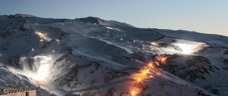 Sierra Nevada prueba la iluminación de los escenarios donde se disputarán cuatro competiciones nocturnas
