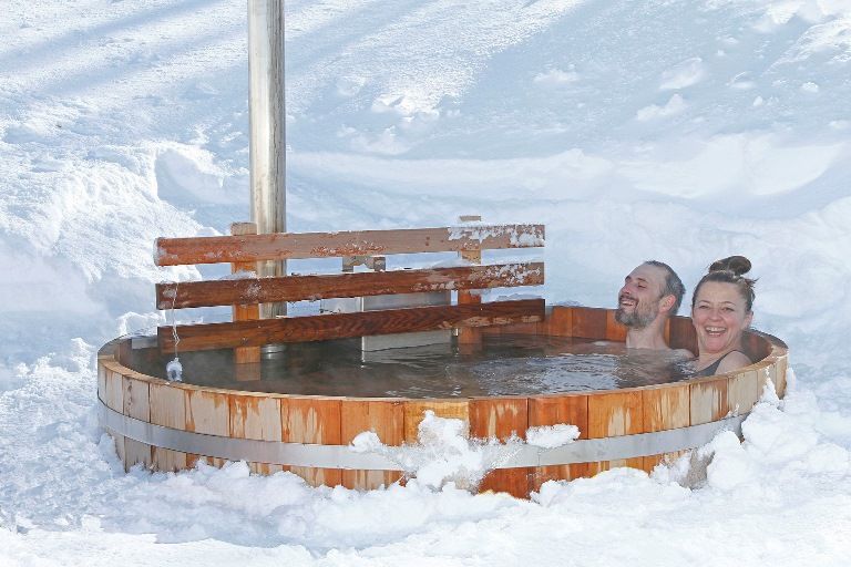 Les Pyrénées: Bañadores y raquetas de nieve en Gourette