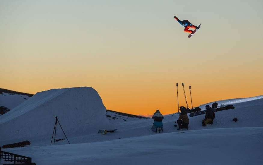 Sierra Nevada 2017 prueba la línea de slopetyle con una exhibición al atardecer, a 50 días del Mundial