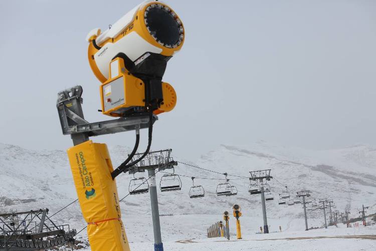 La estación Alto Campoo arranca la producción de nieve gracias a las bajas temperaturas