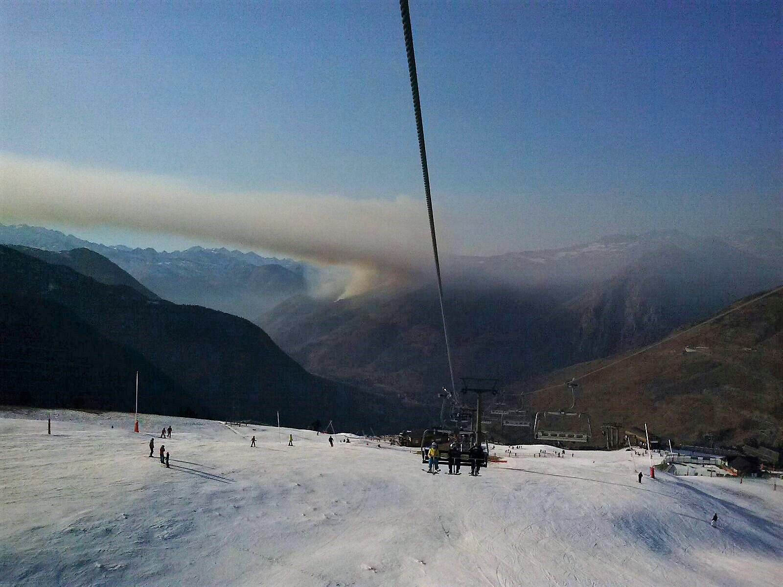 Baqueira bajo el humo de un incendio