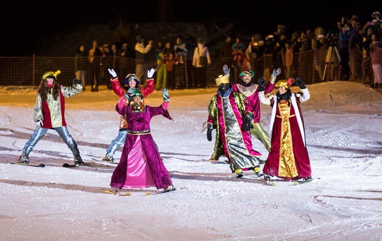 Centenares de niños reciben en la pista de El Río a los Reyes Magos de Sierra Nevada
