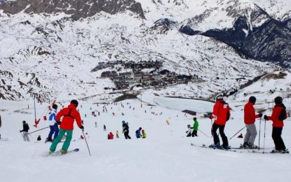 La primavera llega a las estaciones de Aramón con más nieve fresca y competiciones de alpino y freestyle
