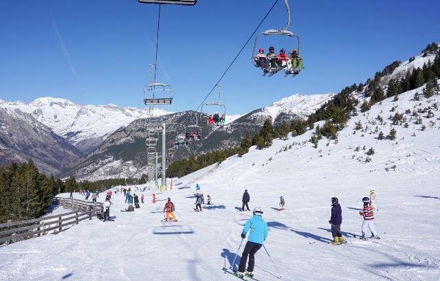 Buena nieve y gran ambiente en las estaciones del grupo Aramón