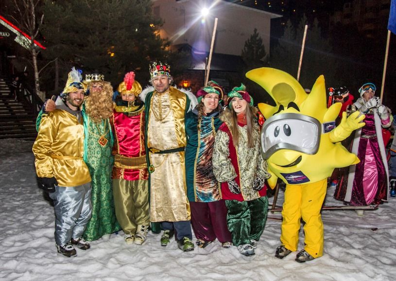 Sierra Nevada – centenares de niños reciben a los Reyes Magos esquiadores