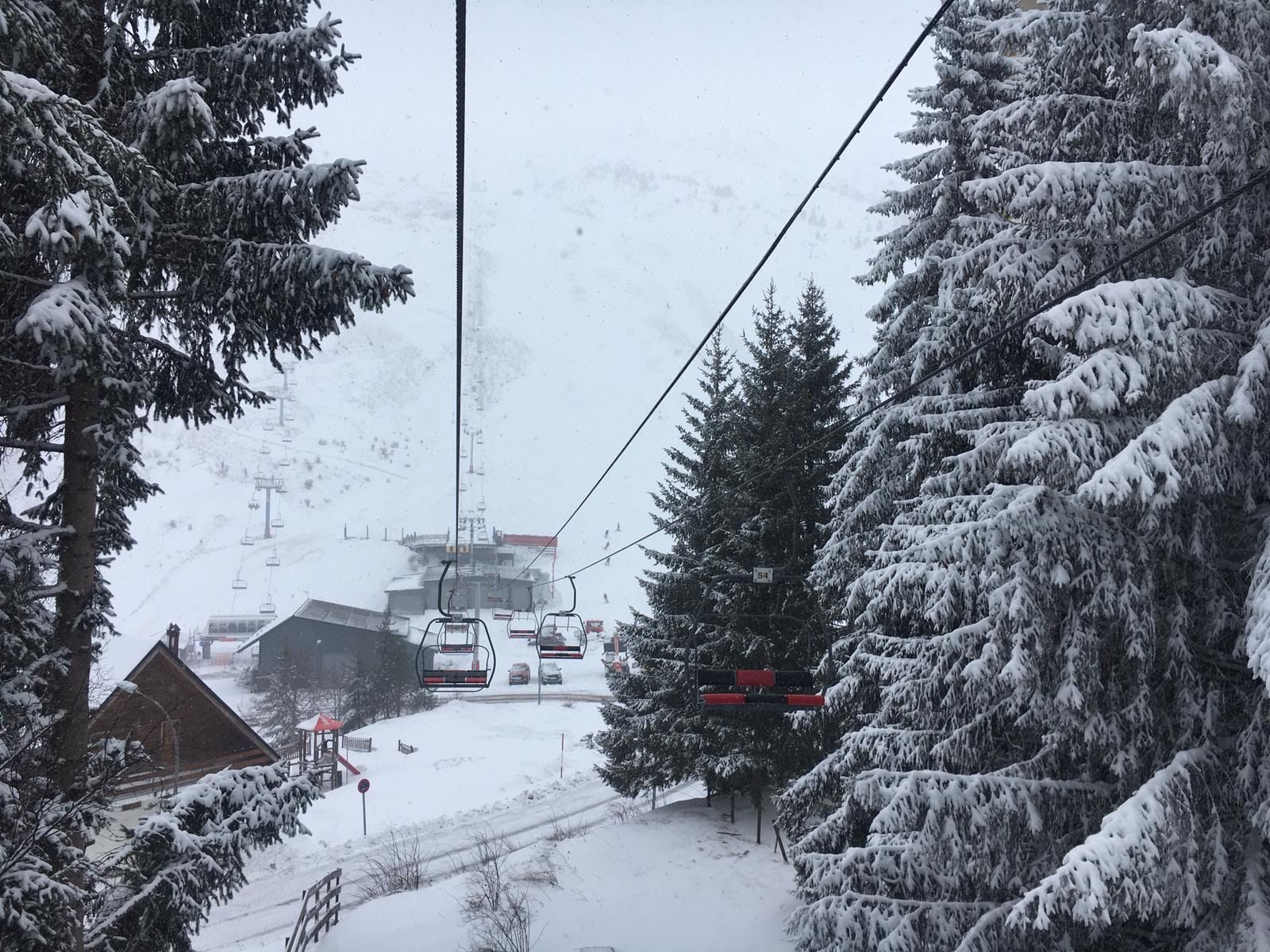 El puente de San Valero con nieve polvo nueva en Candanchú