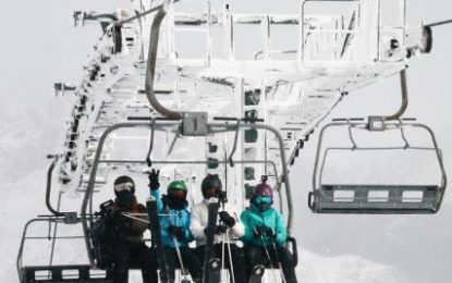 Sol y buena nieve en Aramón para despedir febrero y disfrutar las competiciones de futuras promesas, el après-ski y las carreras sociales