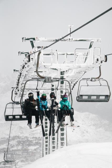 Sol y buena nieve en Aramón para despedir febrero y disfrutar las competiciones de futuras promesas, el après-ski y las carreras sociales