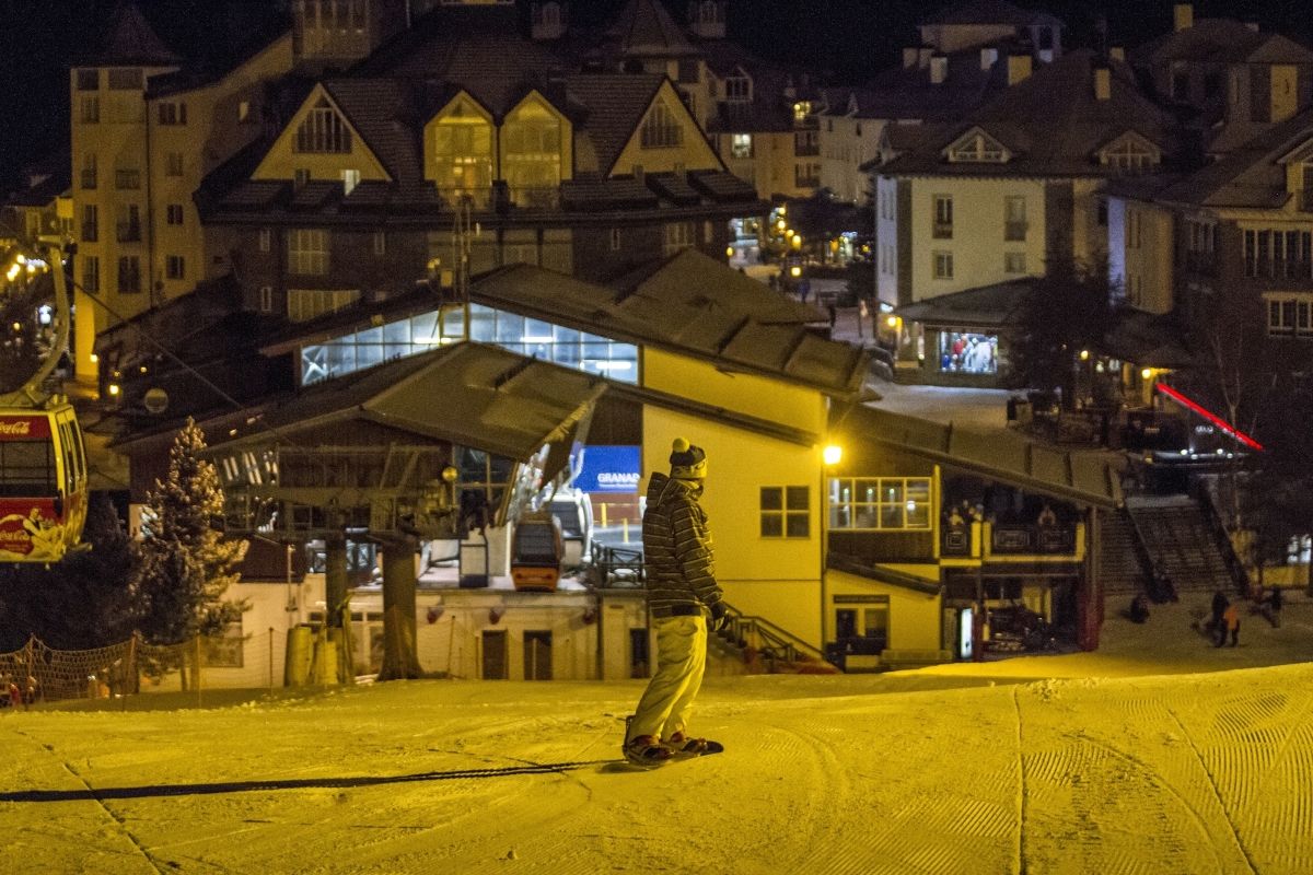 Sierra Nevada inaugura este sábado la actividad de esquí nocturno