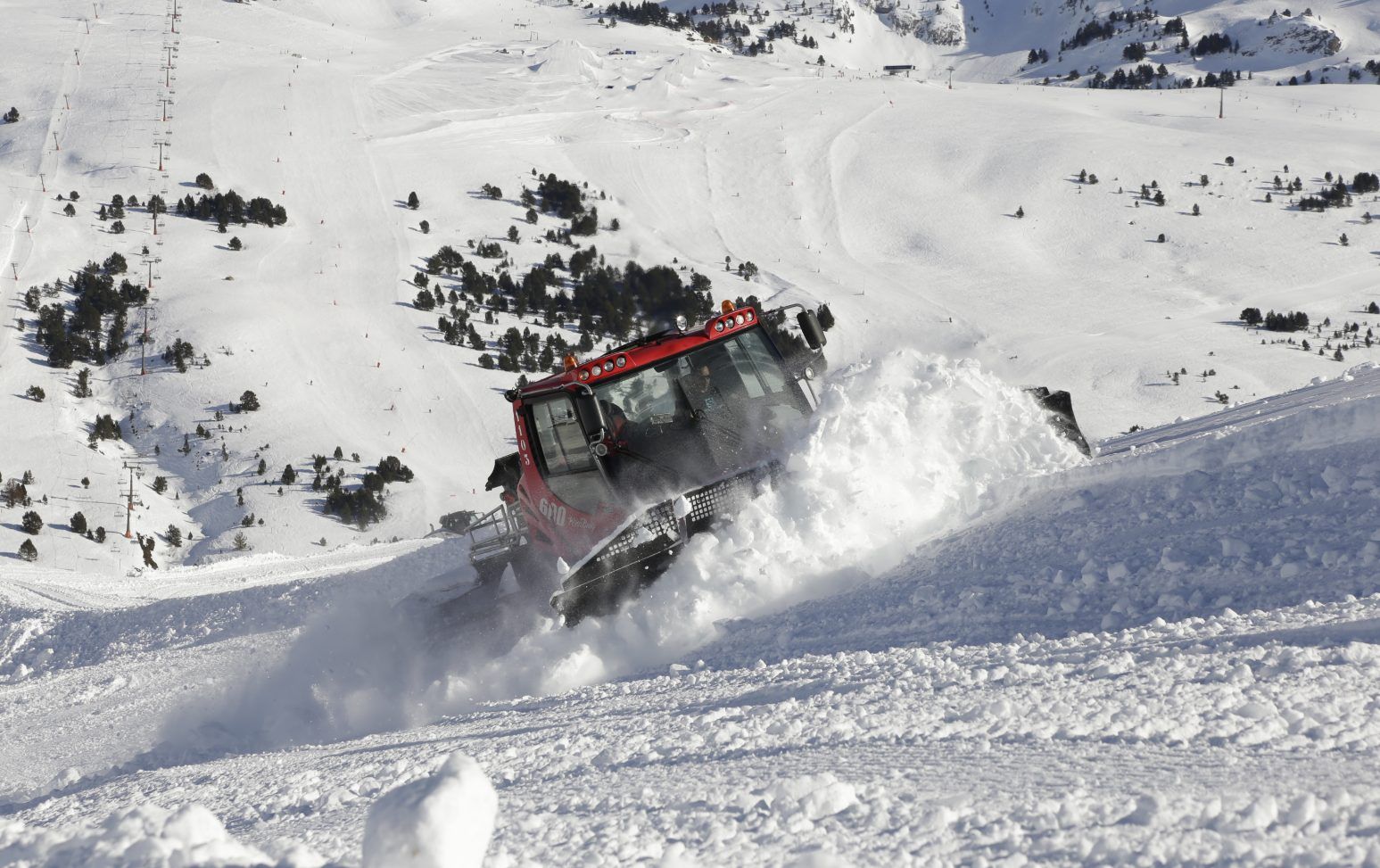 Espectacular construcción del circuito de la Copa del Mundo Snowboardcross de Baqueira Beret