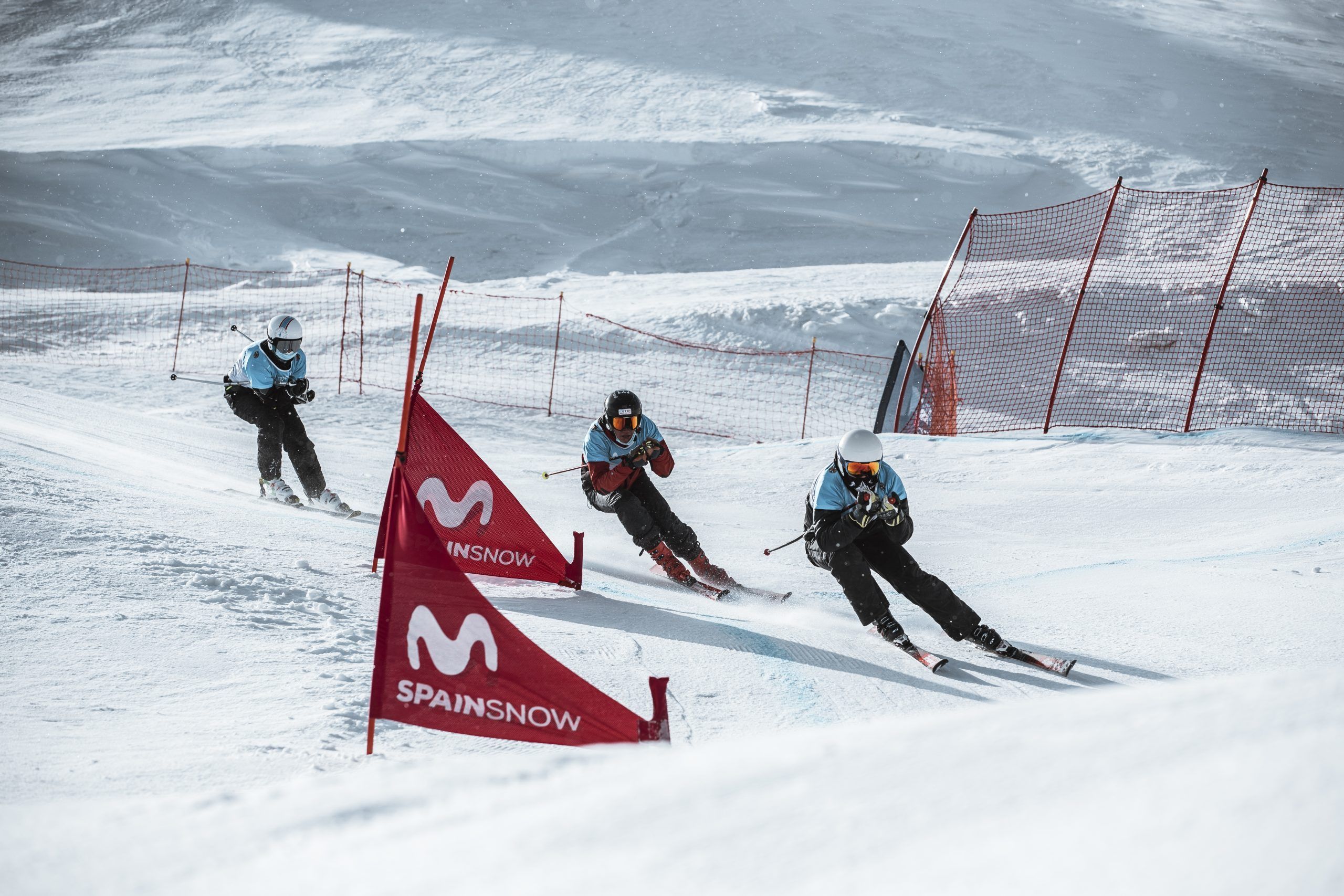 Espectáculo competitivo en la 2ª fase de la Copa de España Movistar de snowboardcross y skicross en  Sierra Nevada
