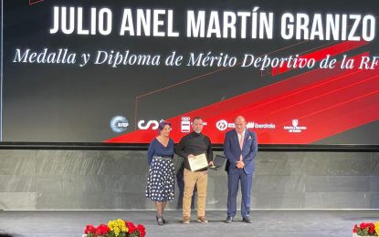 Julio Anel Martín-Granizo galardonado con la medalla y diploma al mérito deportivo de la RFEP