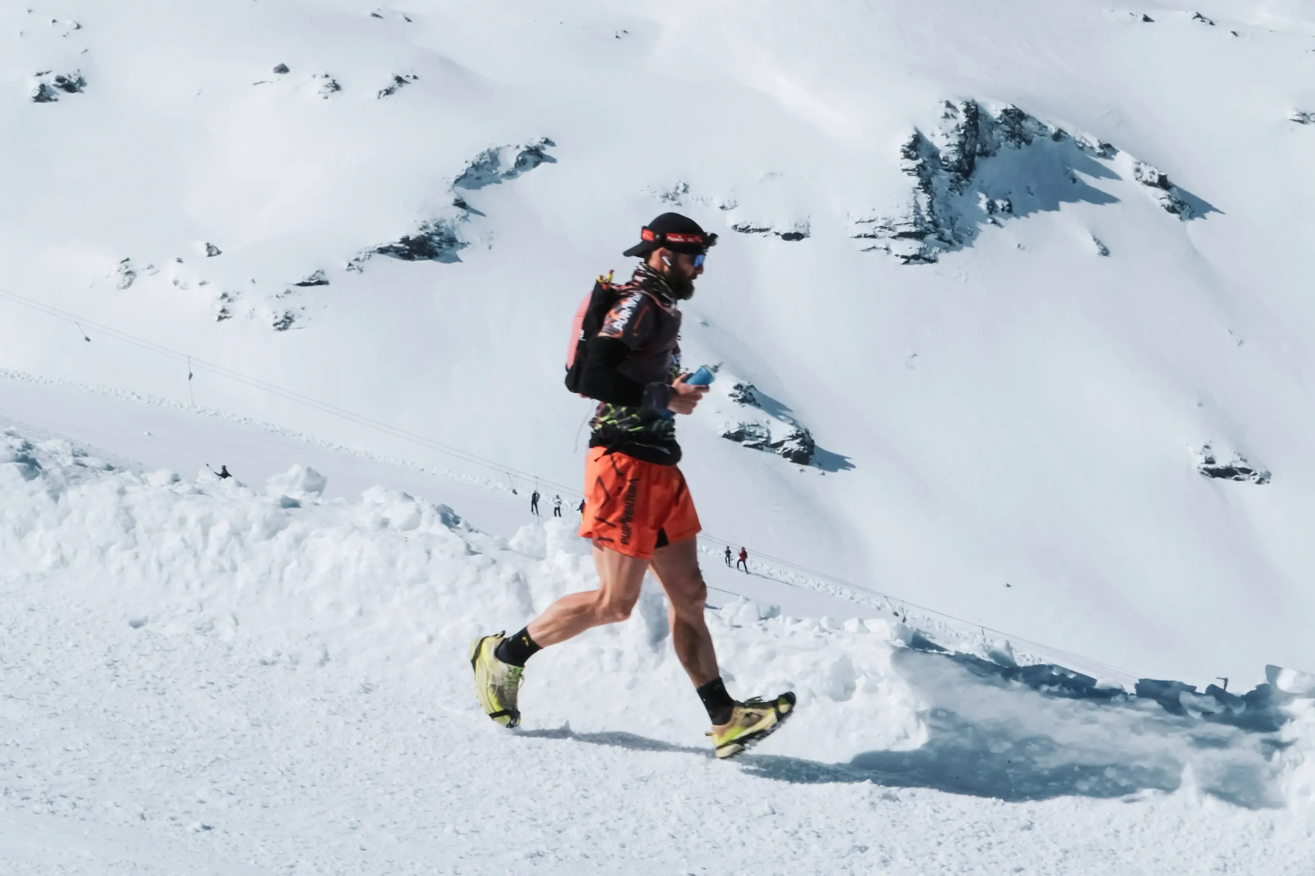 La UNICAJA Ultra de Sierra Nevada arranca su edición más internacional con mal tiempo